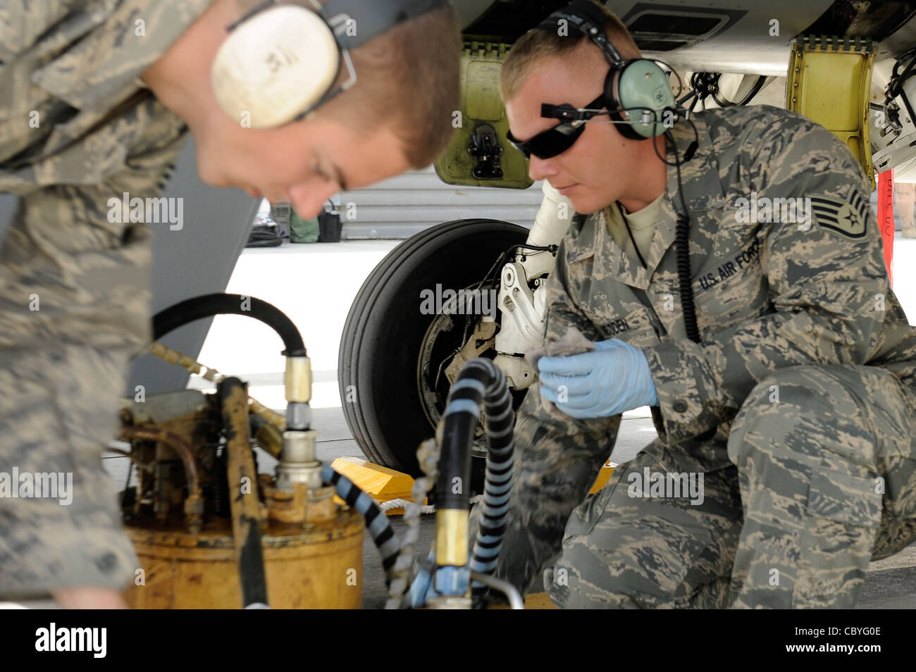 Recover an f 16 fighting falcon march 23 hi-res stock photography and ...