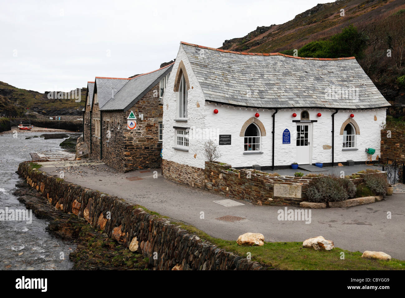 "Harbour Light" shop building and YHA, [Boscastle harbour], Cornwall, England, UK Stock Photo