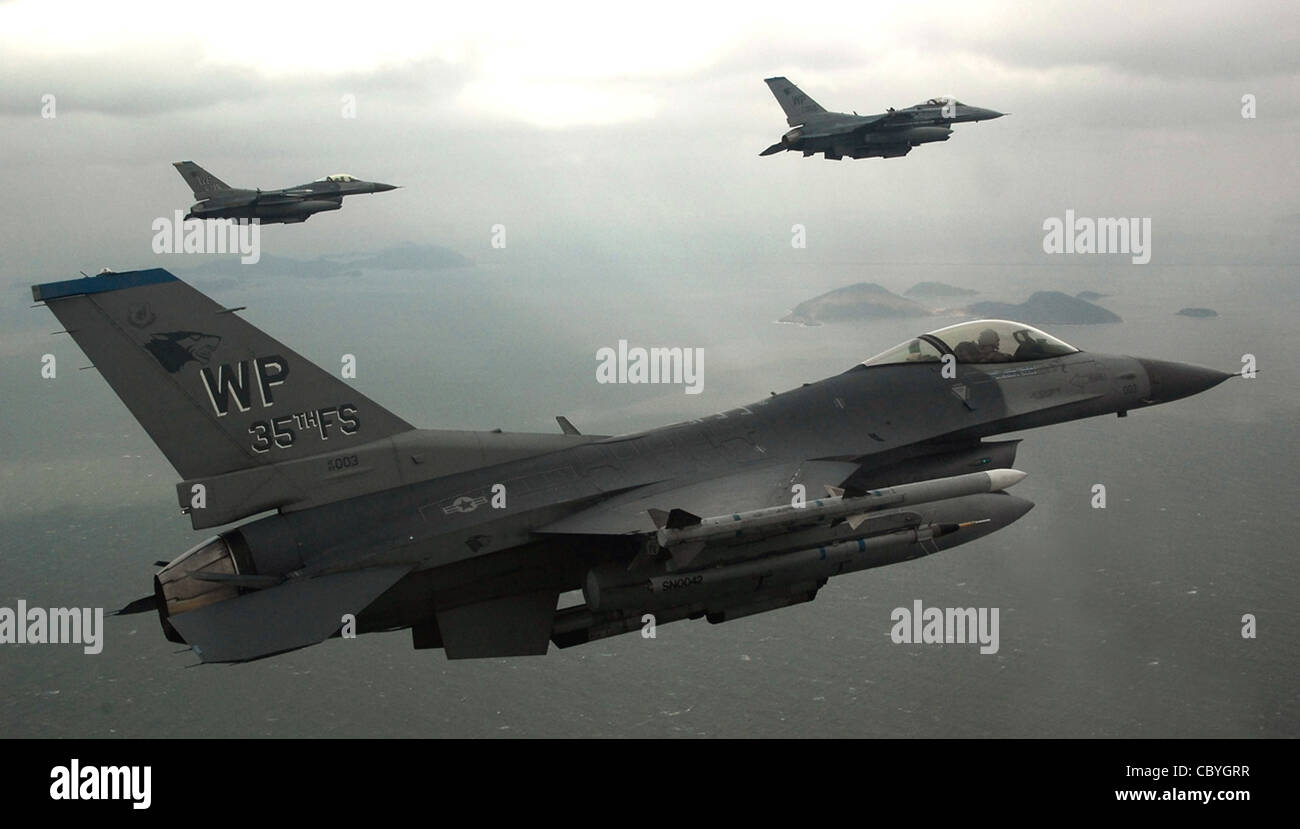 F 16 Fighting Falcons Fly On A Training Mission Jan 30 Over The South