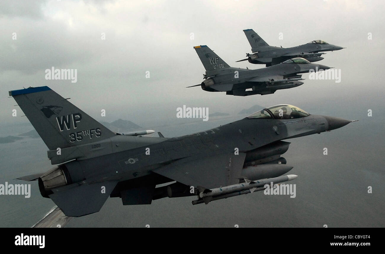 F 16 Fighting Falcons Fly On A Training Mission Jan 30 Over The South
