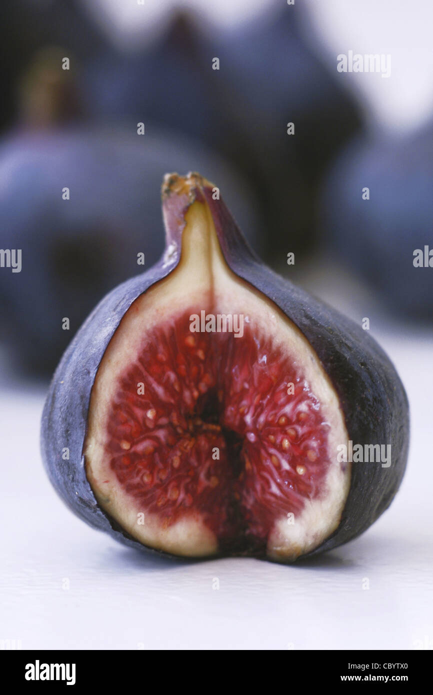 RED FIGS, FRUIT RICH IN VITAMIN B3 AND FIBERS, VERY ENERGY GIVING WHEN