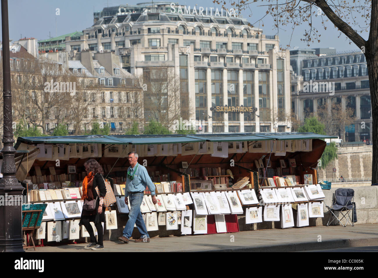 USED BOOKSELLER SET UP ON THE BANKS OF THE SEINE NEAR THE SAMARITAINE