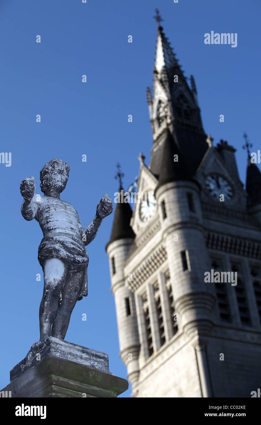 The tower of the Town House in Aberdeen city centre, Scotland, UK, with the Mannie statue in the foreground Stock Photo