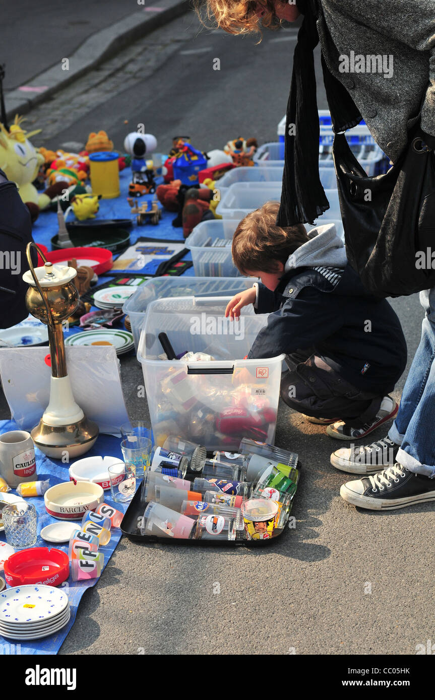 MOTHER AND HER CHILD GOING THROUGH A BOX OF TOYS, TRADITIONAL FLEA