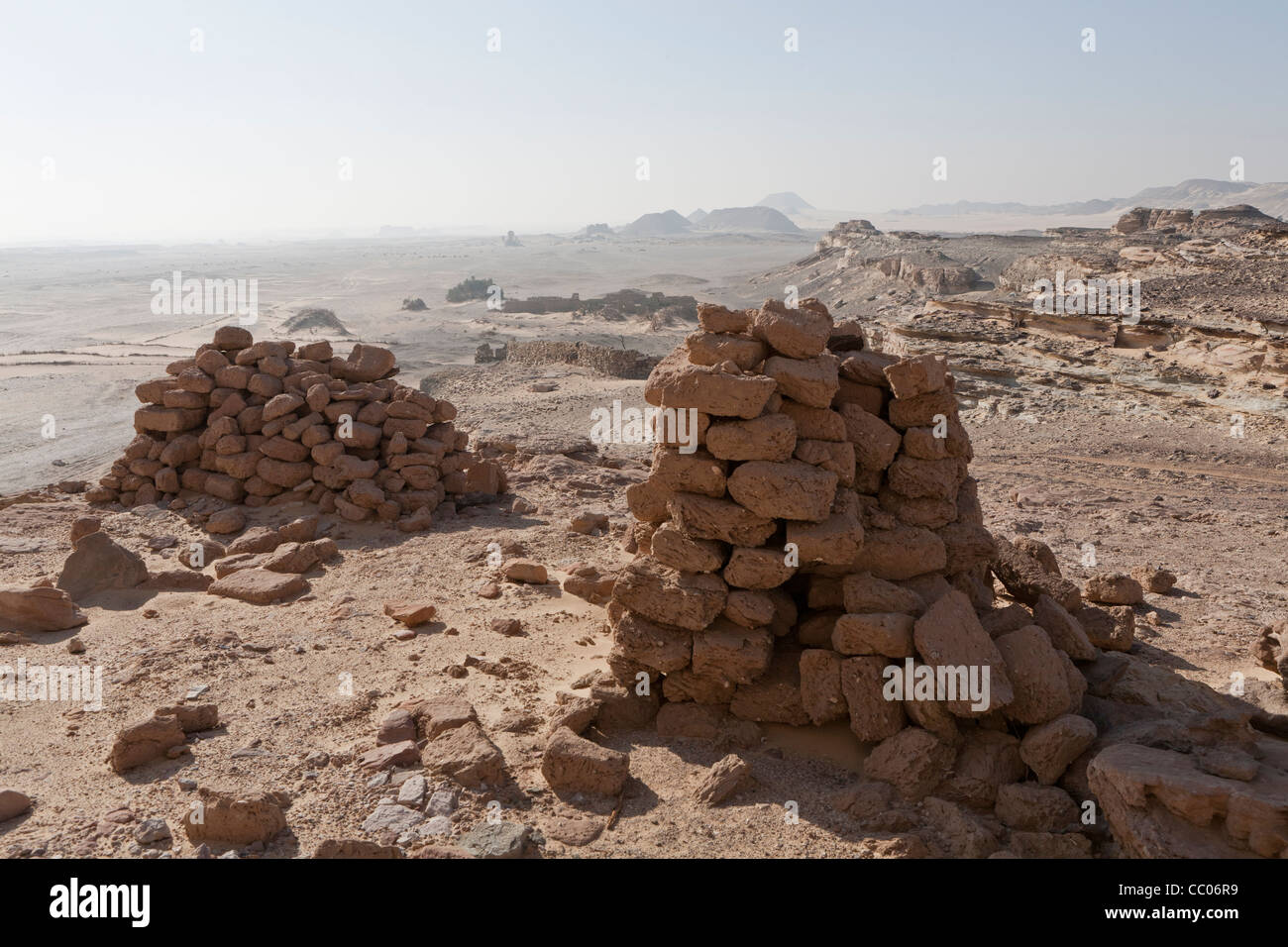 Remains of walls at the Romane fortress and settlement at Qasr el Labekha in the desert near Kharga Oasis Egypt Stock Photo