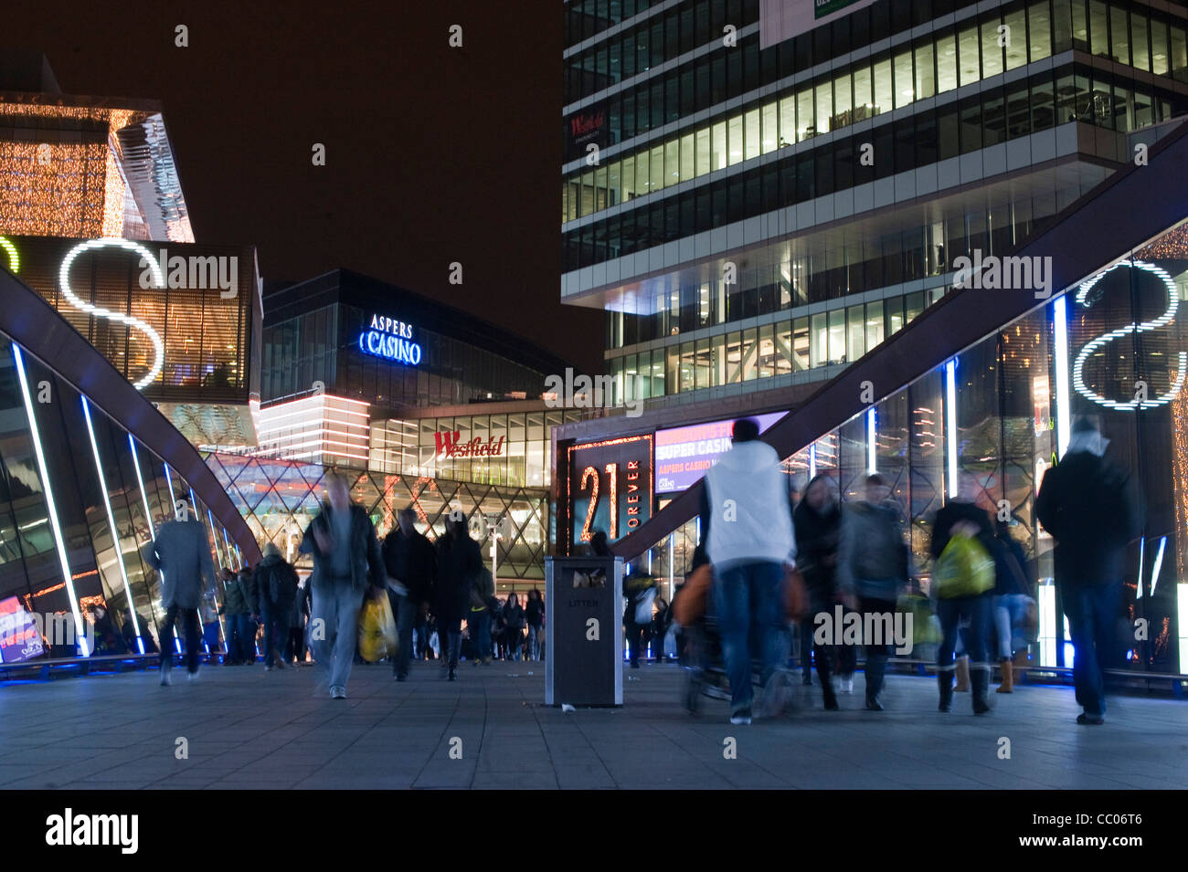 Nighttime xmas shopping Westfield Stratford Stock Photo