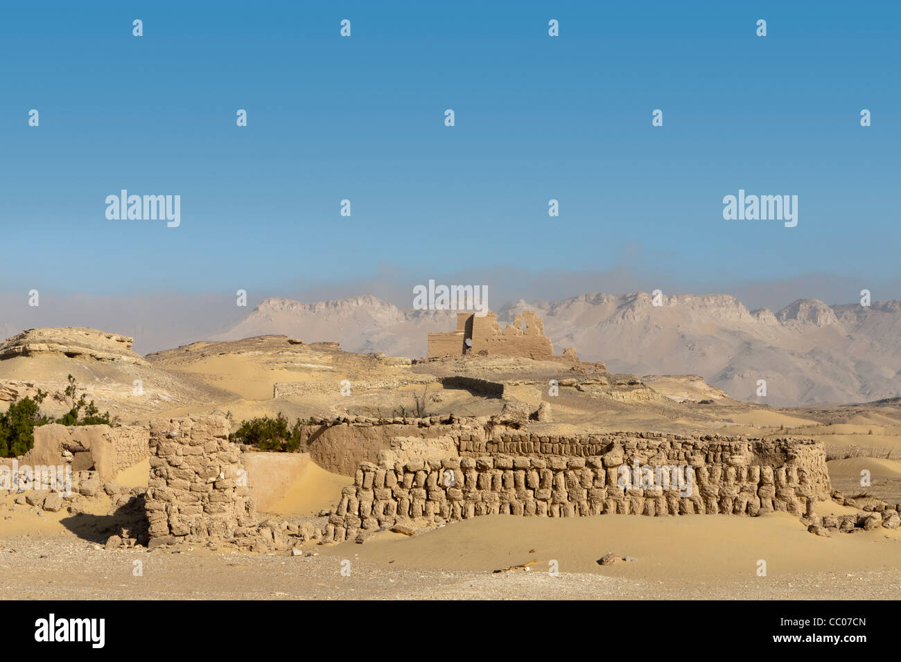 The fortress and settlement at Qasr el Labekha in the desert near Kharga Oasis Egypt Stock Photo