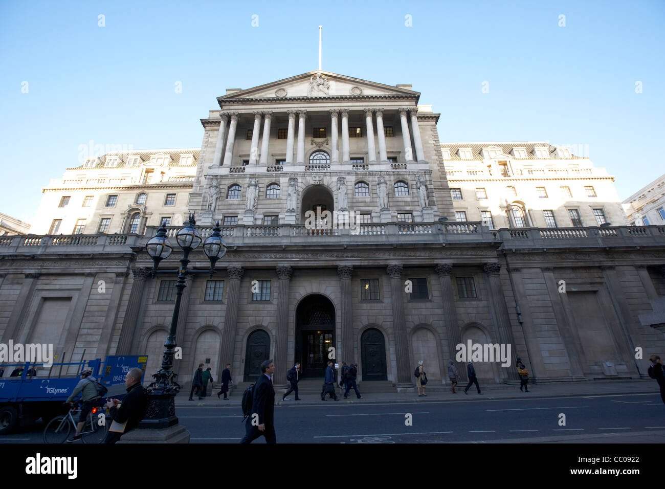 英国经济低速增长对股市估值与央行政策影响分析