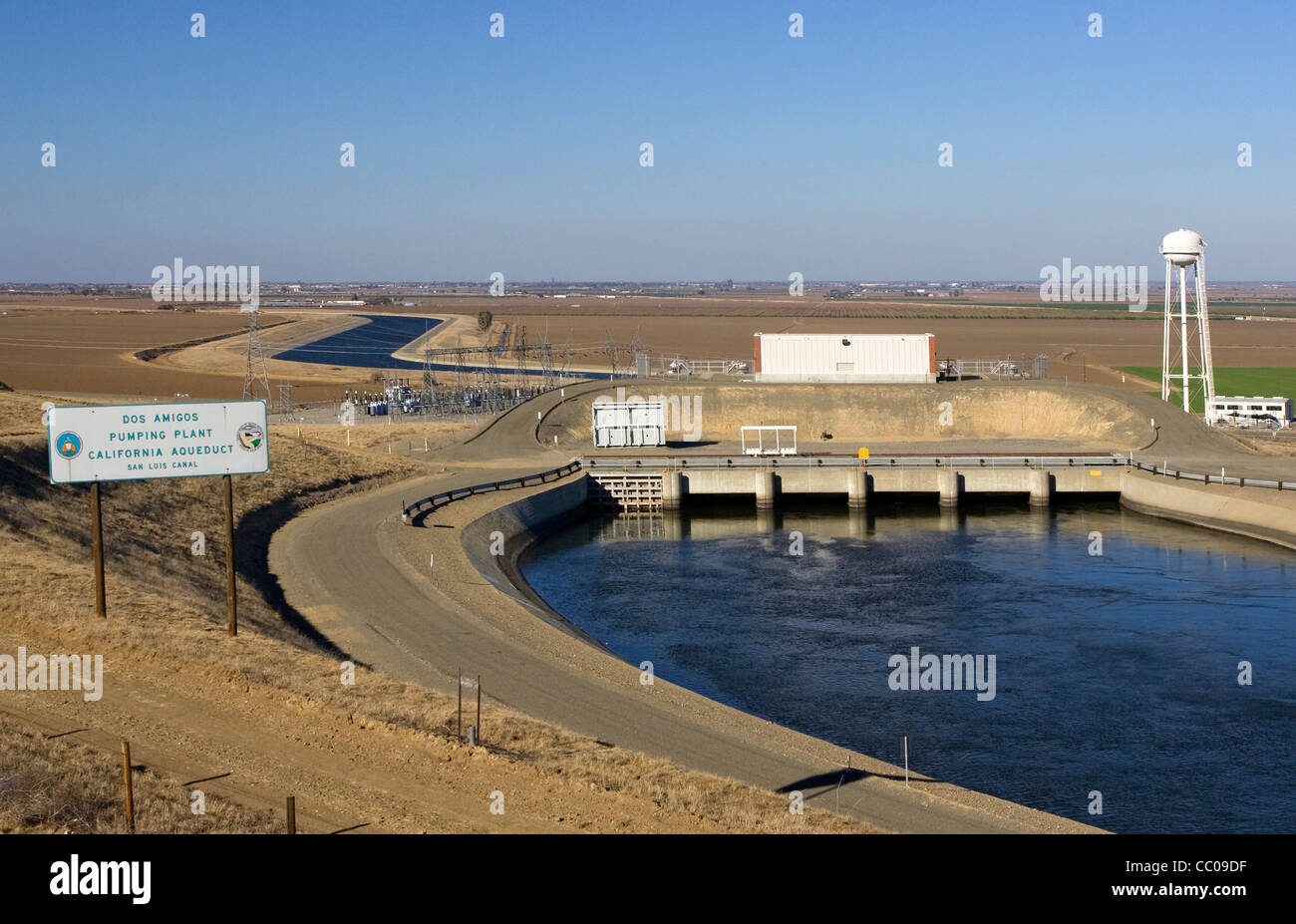 The California Aqueduct transports water from the Sierra Nevada Mountains of Northern California to Southern California. Stock Photo
