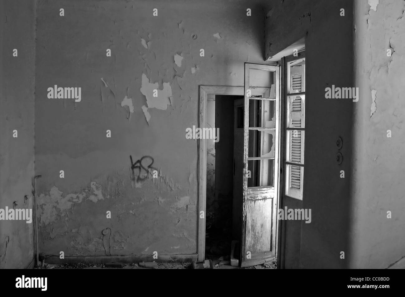 Empty room and peeling paint wall in abandoned house. Black and white. Stock Photo