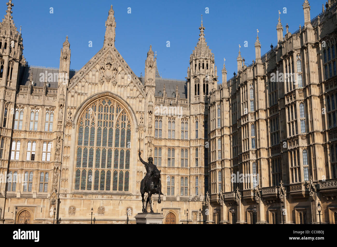 Statue of Richard the Lionheart and House of Parliament, London, UK Stock Photo