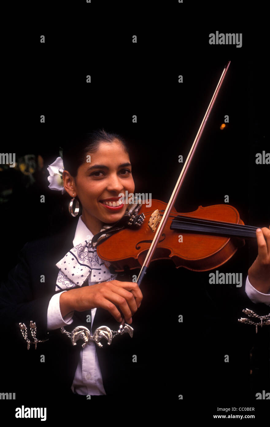 1, one, Mexican woman, Mexican, woman, violinist, playing violin, violin,  violin player, musician, mariachi band, Tlaquepaque, Jalisco State, Mexico  Stock Photo - Alamy