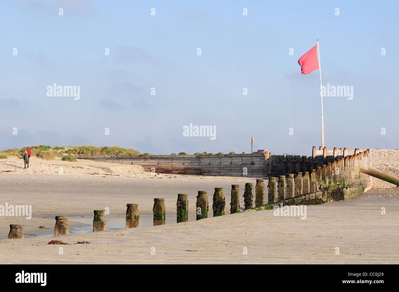 Barrier and groyne and warning flag, West Wittering Beach East Head Stock Photo Alamy