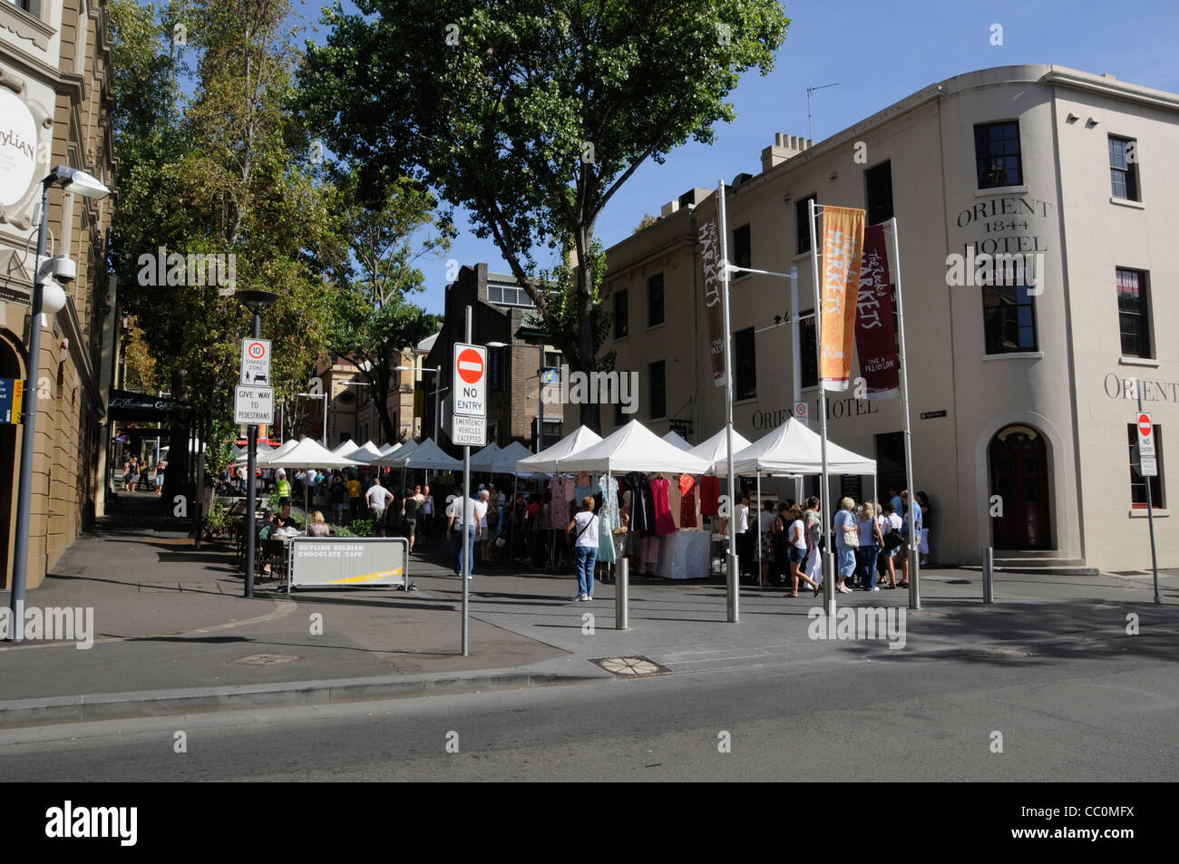 A busy street market, popular with tourists in Argyle Street off George Street in The Rocks, Sydney, New South Wales, Australia. Stock Photo