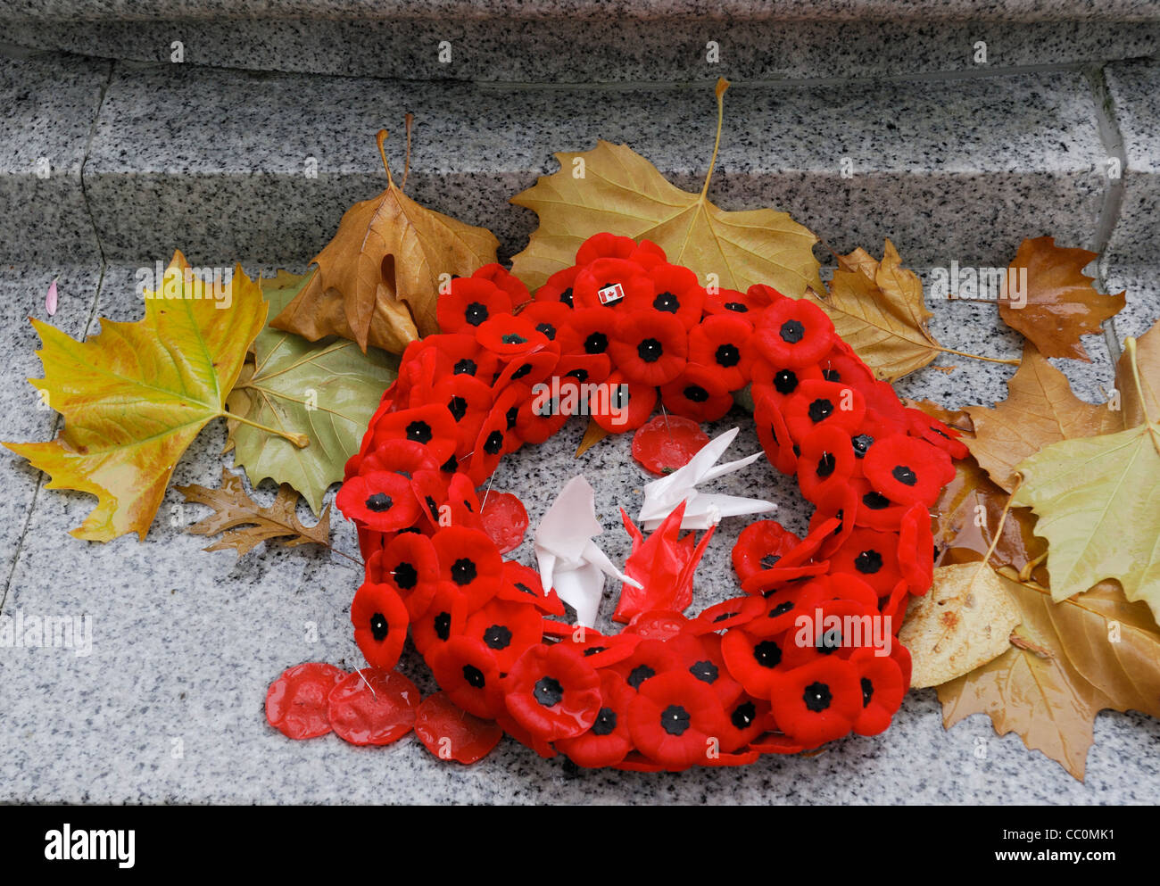 A remembrance day wreath of poppies Stock Photo - Alamy