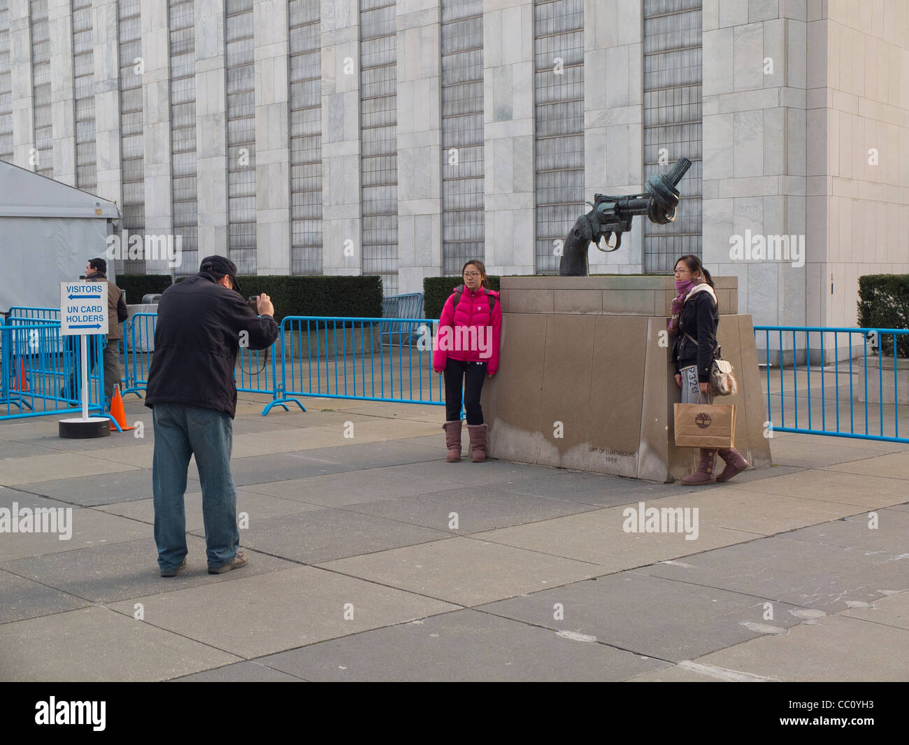 Non Violence gun sculpture outside the United Nations Headquarters Stock Photo Alamy