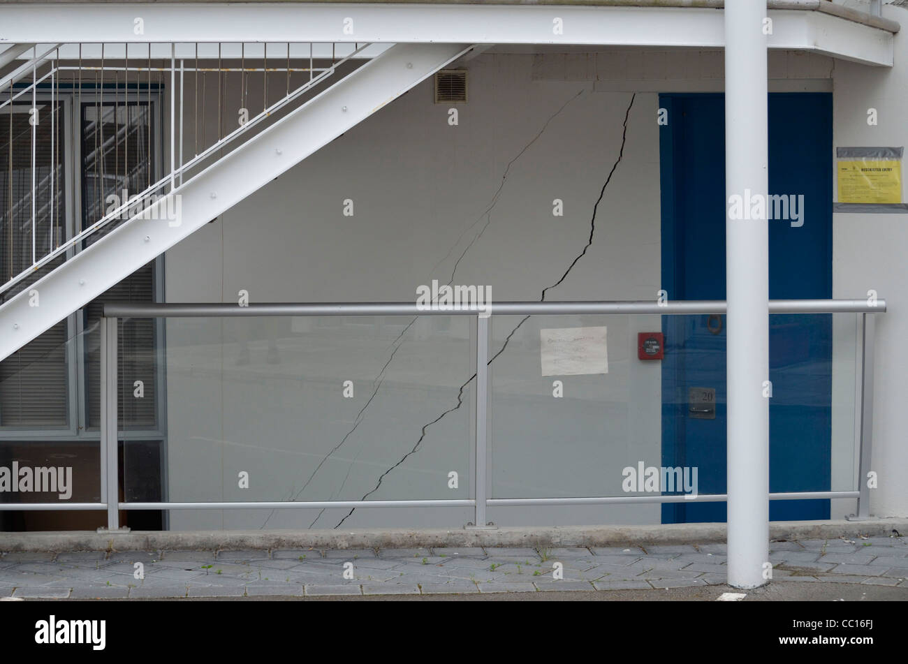 Earthquake damage building crack hi-res stock photography and images ...