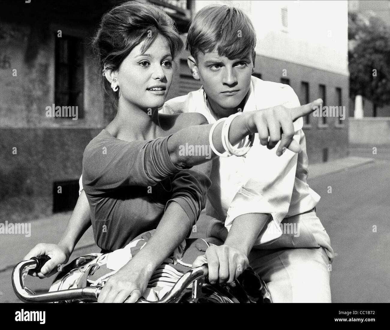 Get Claudia cardinale jeune Desktop Wallpaper
