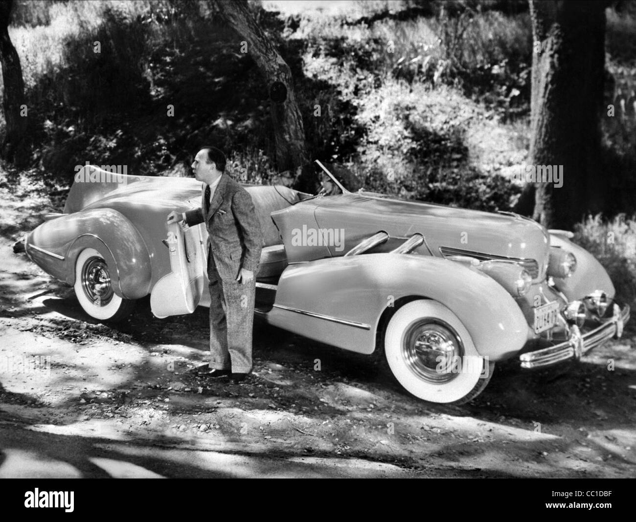 https://c8.alamy.com/comp/CC1DBF/roland-young-topper-1937-CC1DBF.jpg