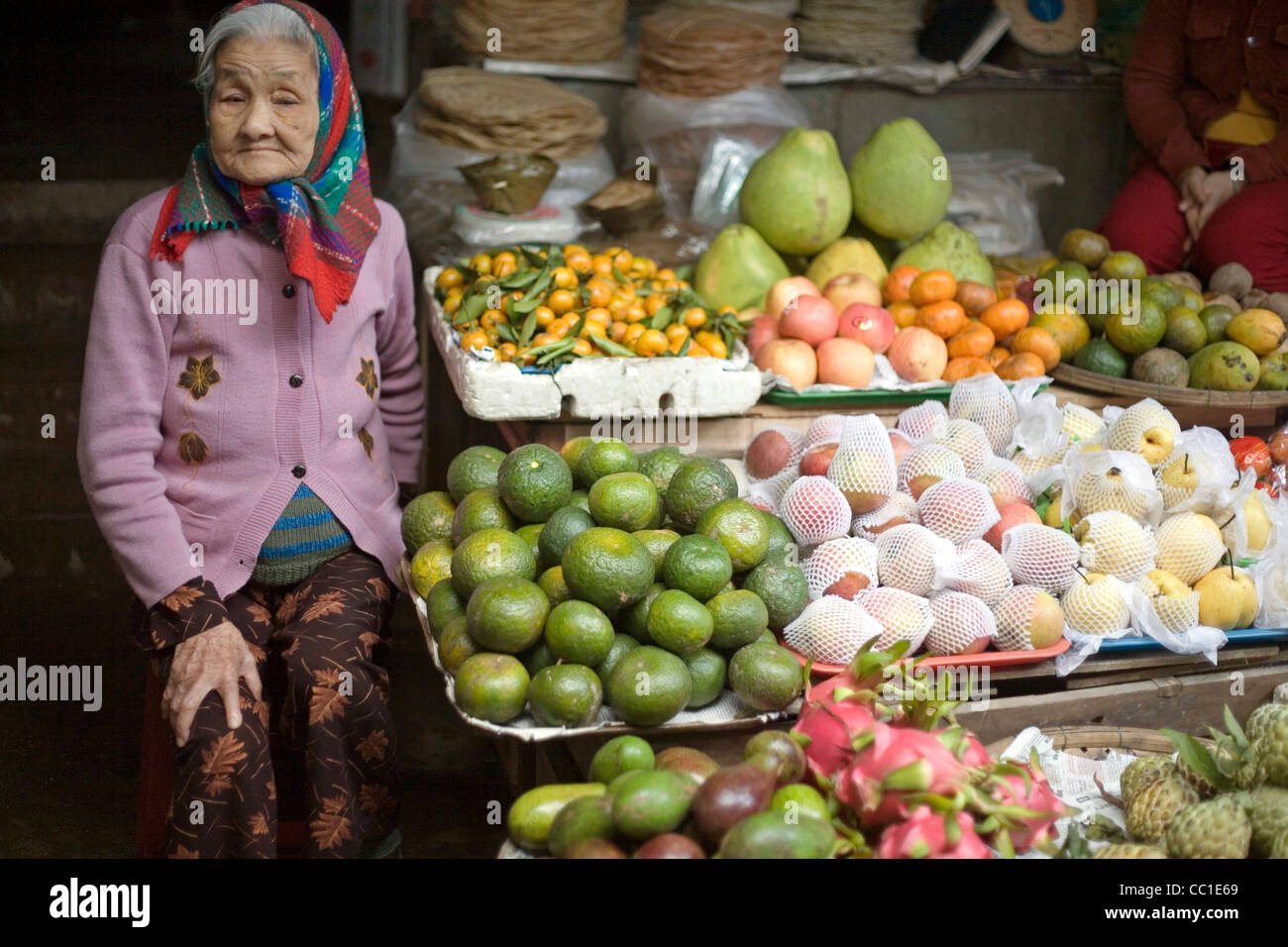 Old woman asia market hi-res stock photography and images - Alamy
