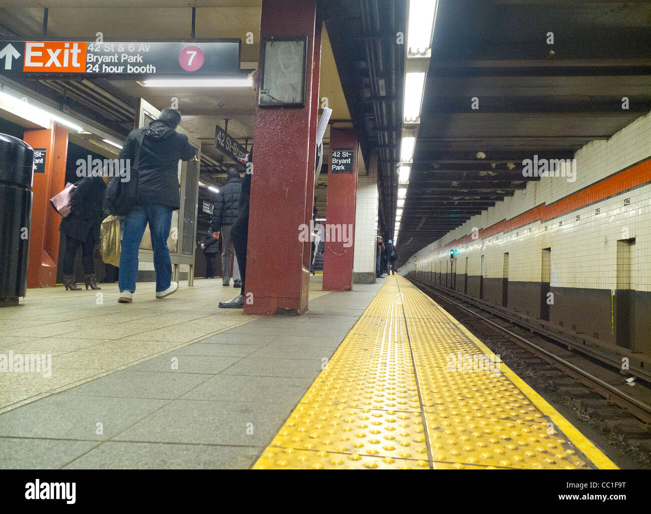 subway train platform Stock Photo Alamy