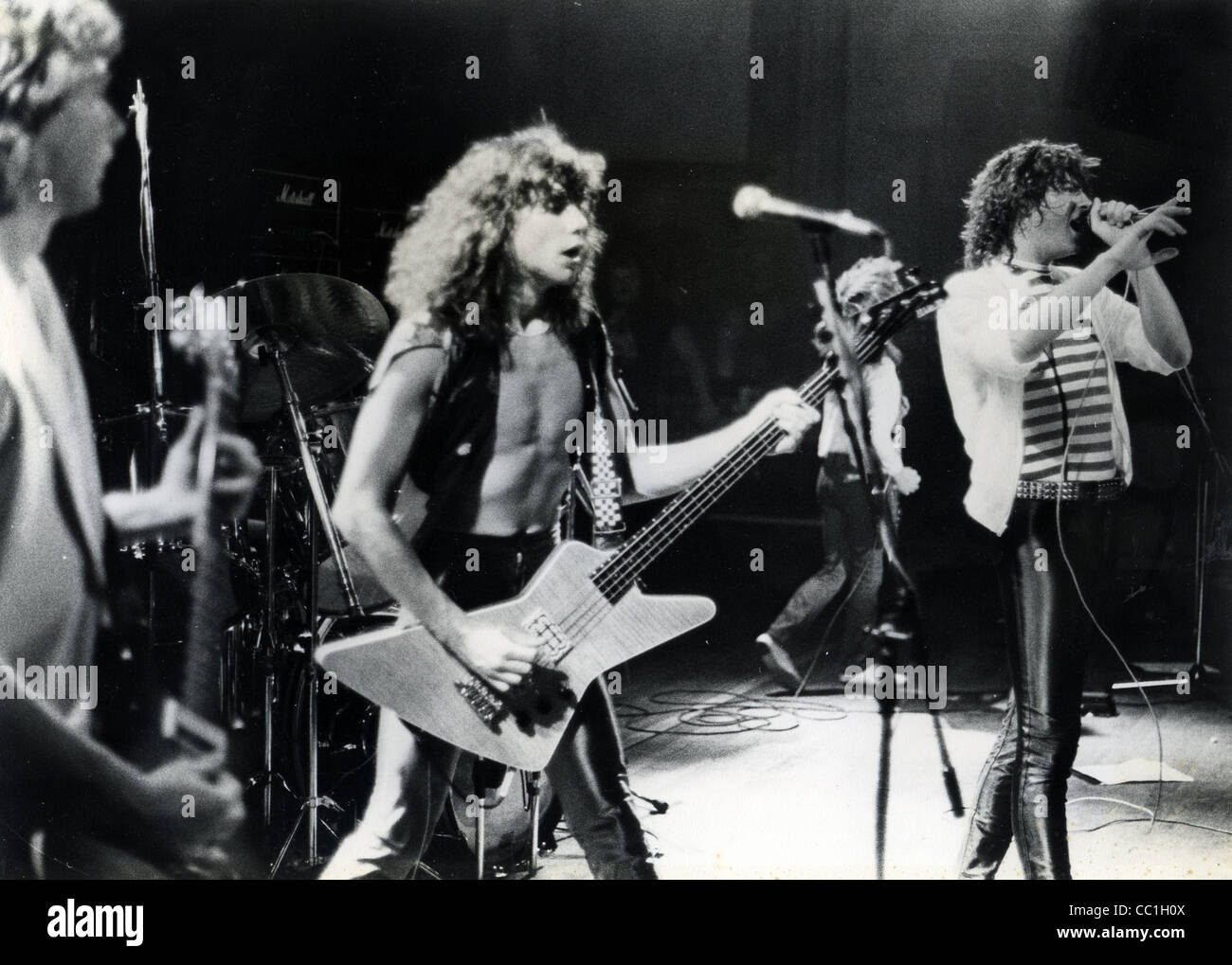 DEF LEPPARD UK rock group in 1980 with Pete Willis centre and Joe Elliot at  right. Photo: Laurens van Houten Stock Photo - Alamy
