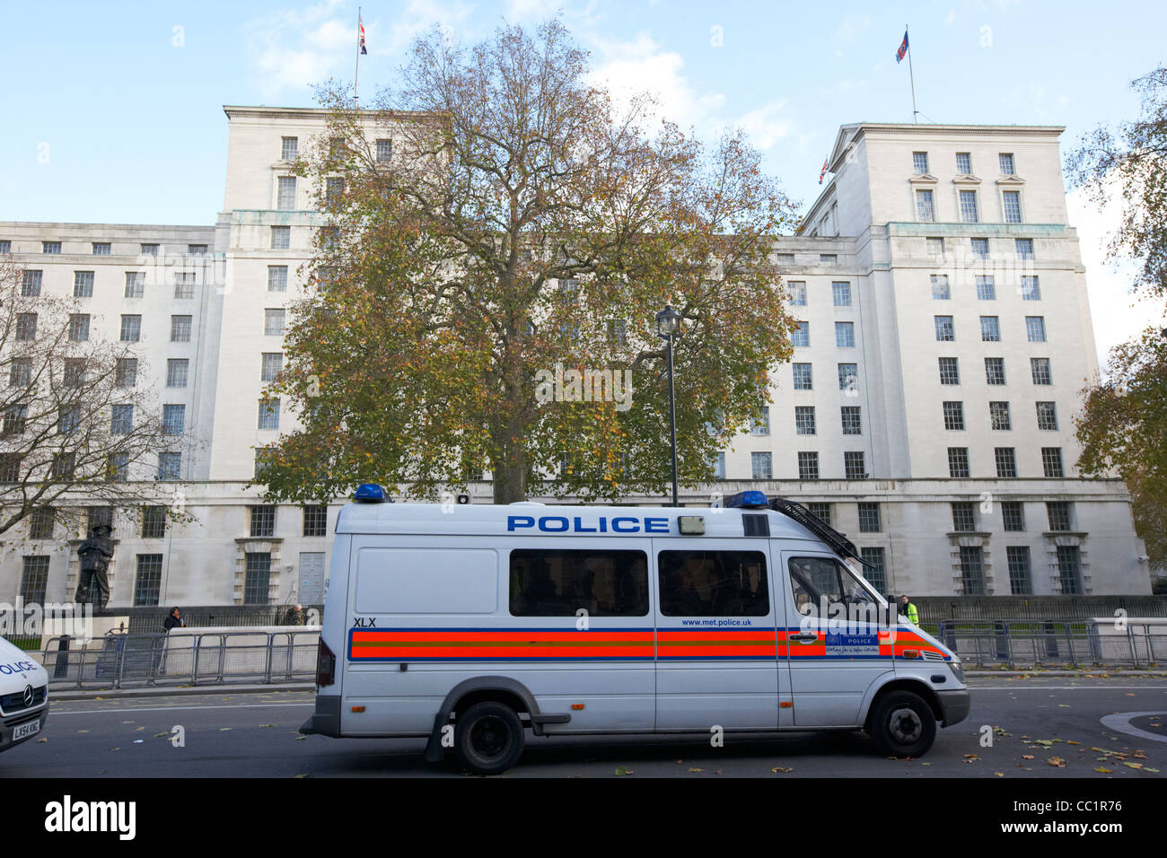 metropolitan police patrol van vehicle parked outside the ministry of defence building whitehall London England Stock Photo