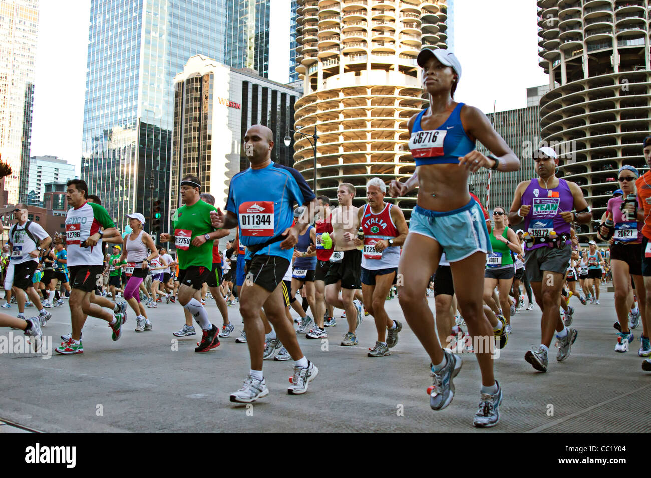 Marathon runners sprinting past the Marina City towers at the 2011 Chicago Marathon Stock Photo