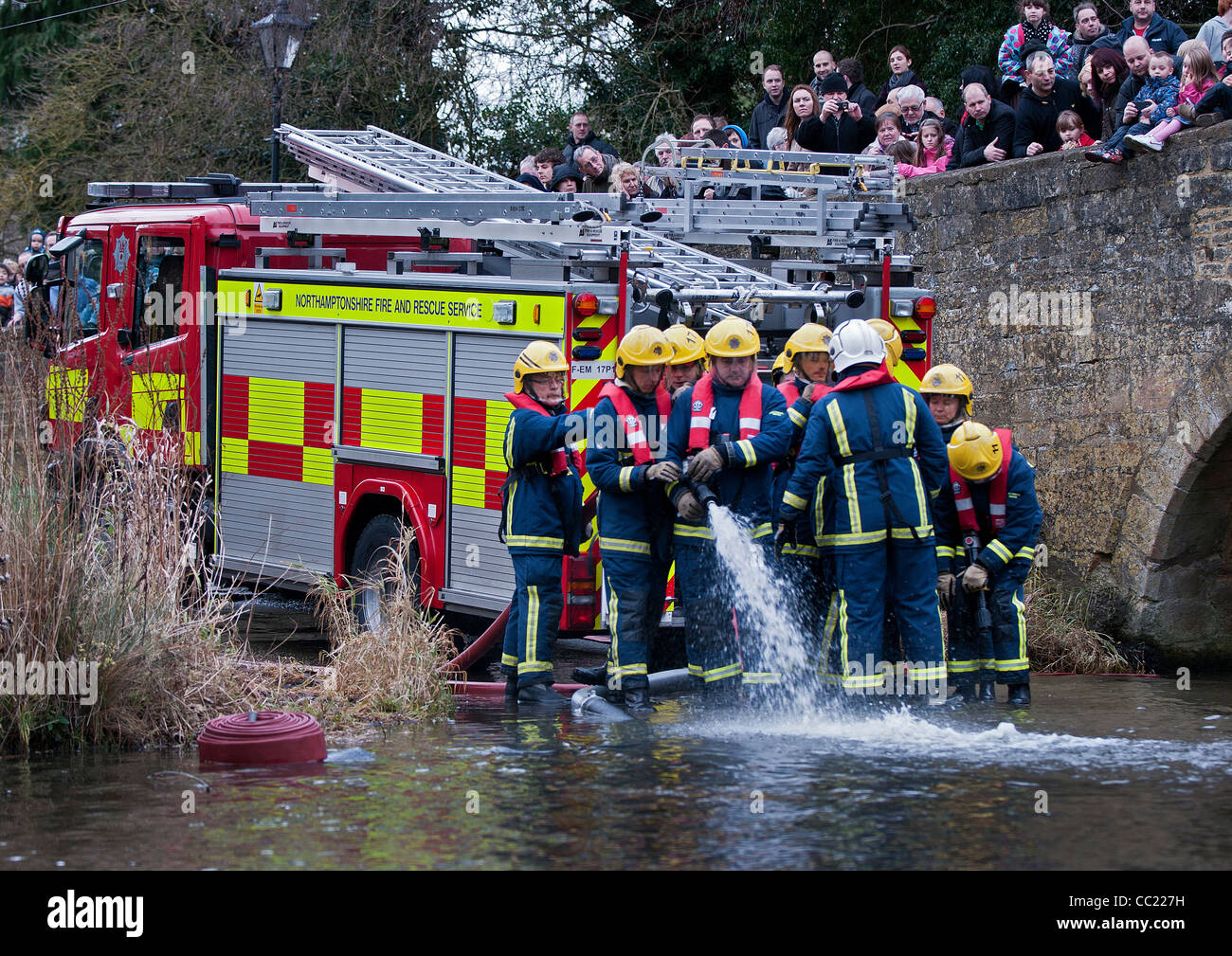 The team from Kettering Fire Service preparing Stock Photo Alamy