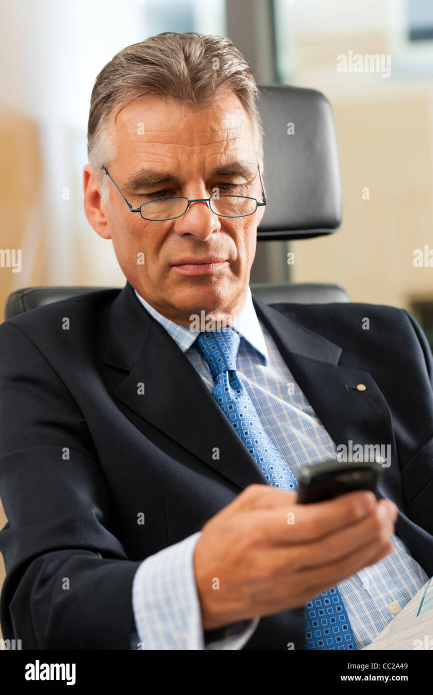 Broker reading newspaper hires stock photography and images Alamy