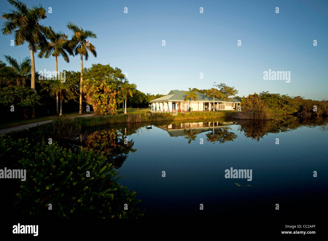 Visitor centre and Lake at Anhinga Trail, Everglades National Park in Florida, USA Stock Photo