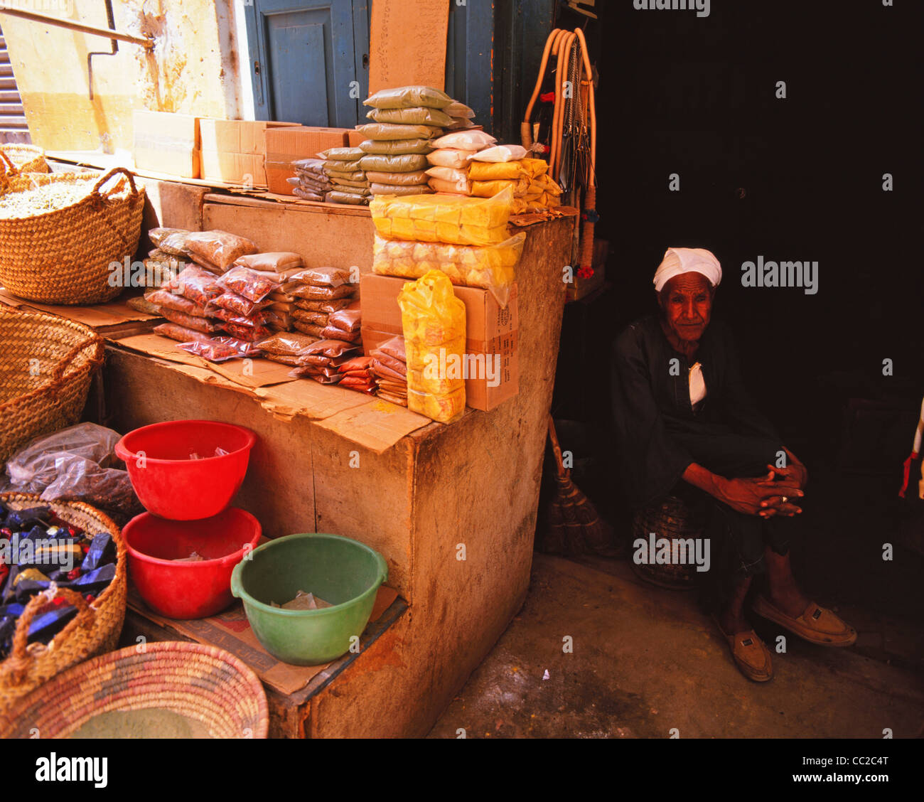 Egyptian market trader luxor egypt hi-res stock photography and images ...