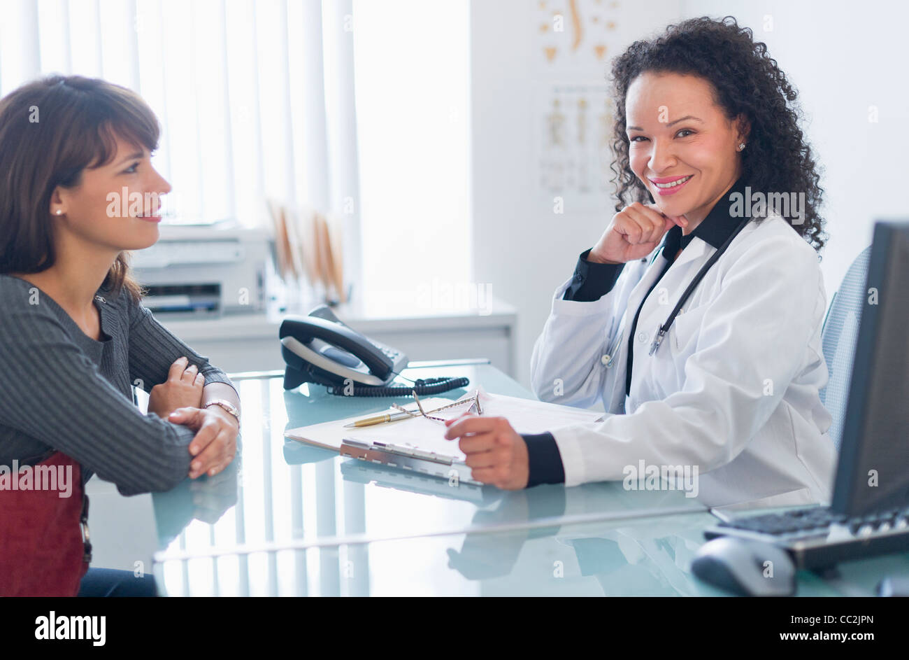 USA, New Jersey, Jersey City, Doctor with patient in office Stock Photo