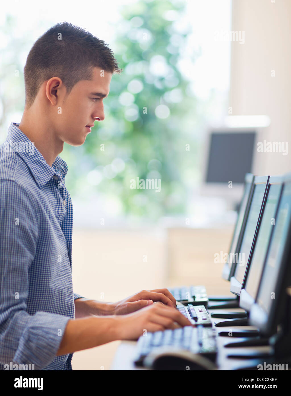 USA, New Jersey, Jersey City, Teenage student (1617) in computer lab