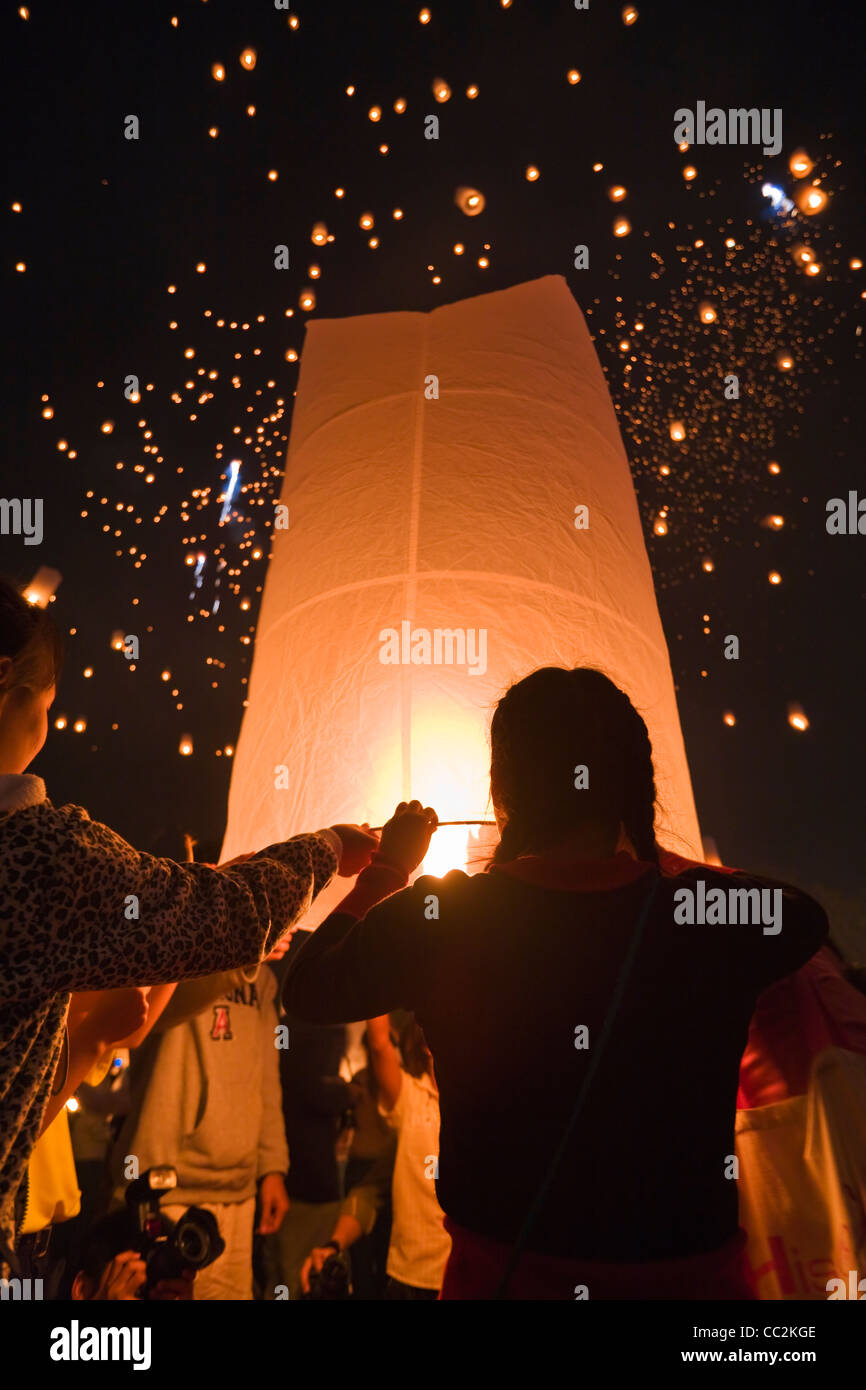 Revellers launch khom loi (sky lanterns) into the night sky during the Yi Peng festival. San Sai