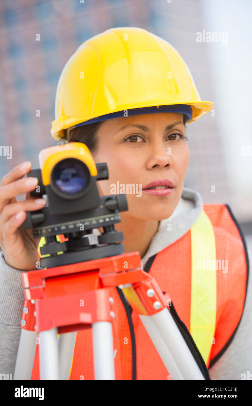 USA, New Jersey, Jersey City, Surveyor using a theodolite instrument Stock Photo Alamy