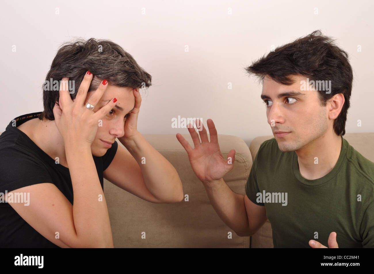 Обсуждают брата. Сестры поругались. Мем про субару и митсубиси. Brother and sister argue. Братья и сестры фотографии спорчт.