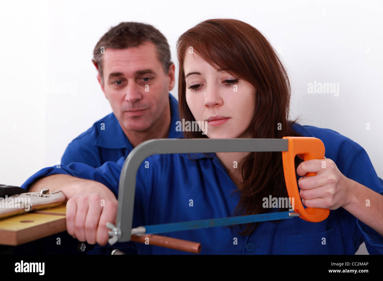 Пилит девочку. Бензоинструмент девушка. Пилит девочку. Женщина пилит. Пилит трубу.