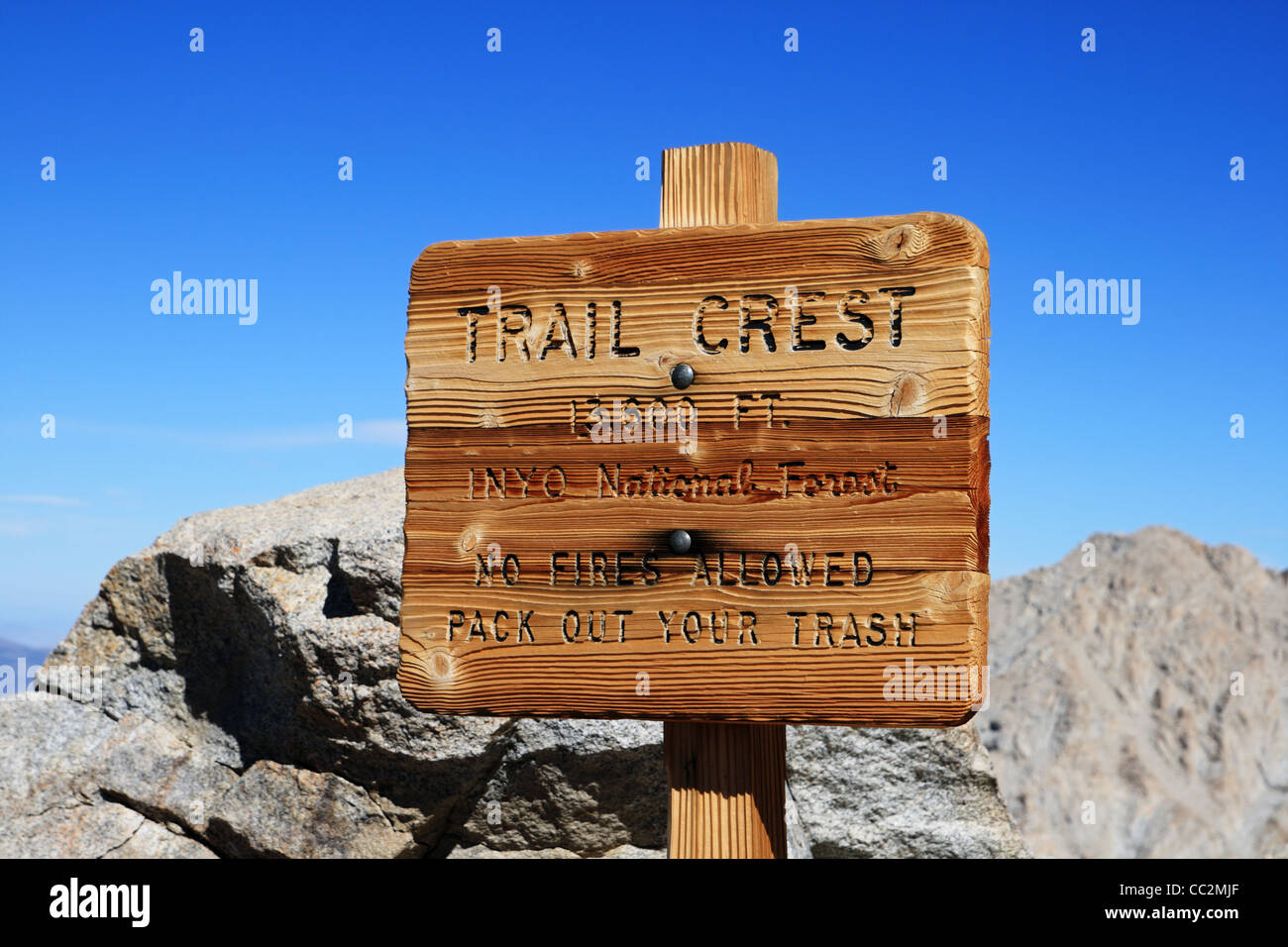 Trail Crest sign at thirteen thousand six hundred feet on the way up Mount Whitney Stock Photo