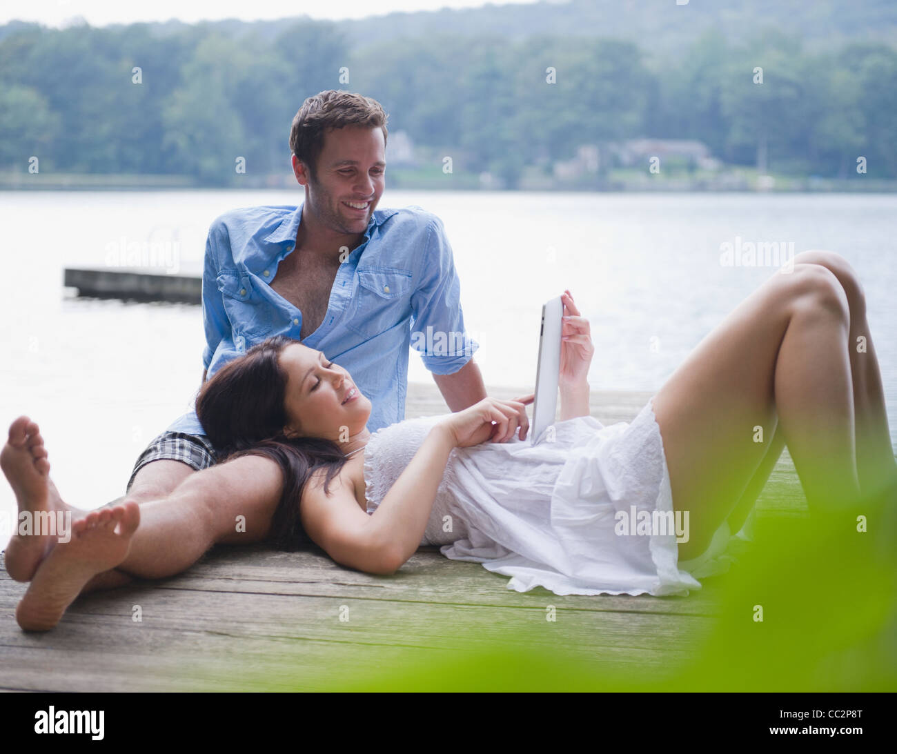 USA, New York, Putnam Valley, Roaring Brook Lake, Couple relaxing on