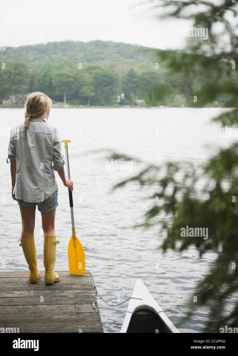 USA, New York, Putnam Valley, Roaring Brook Lake, Woman standing on