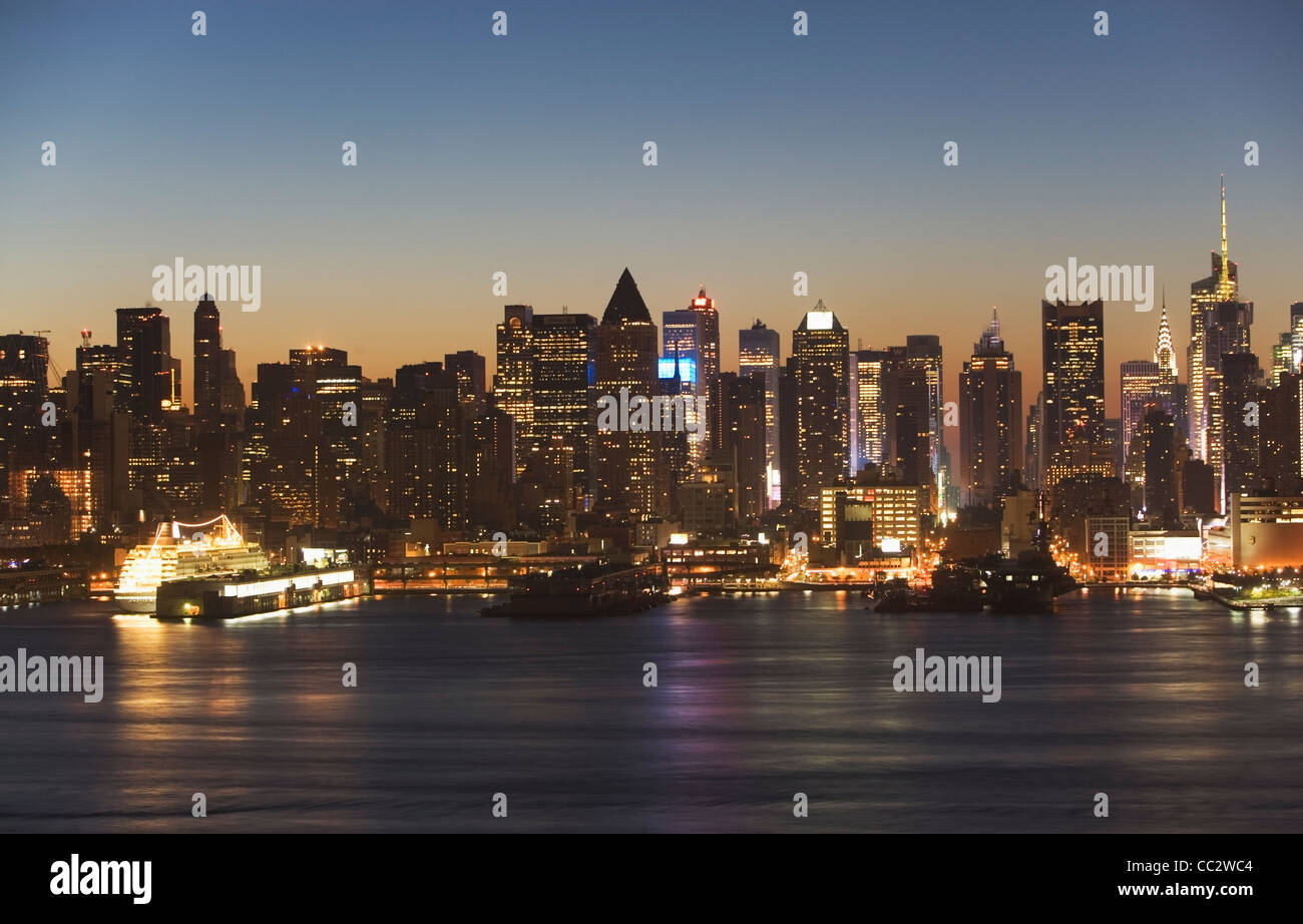 USA, New York City, Manhattan skyline at dusk Stock Photo - Alamy