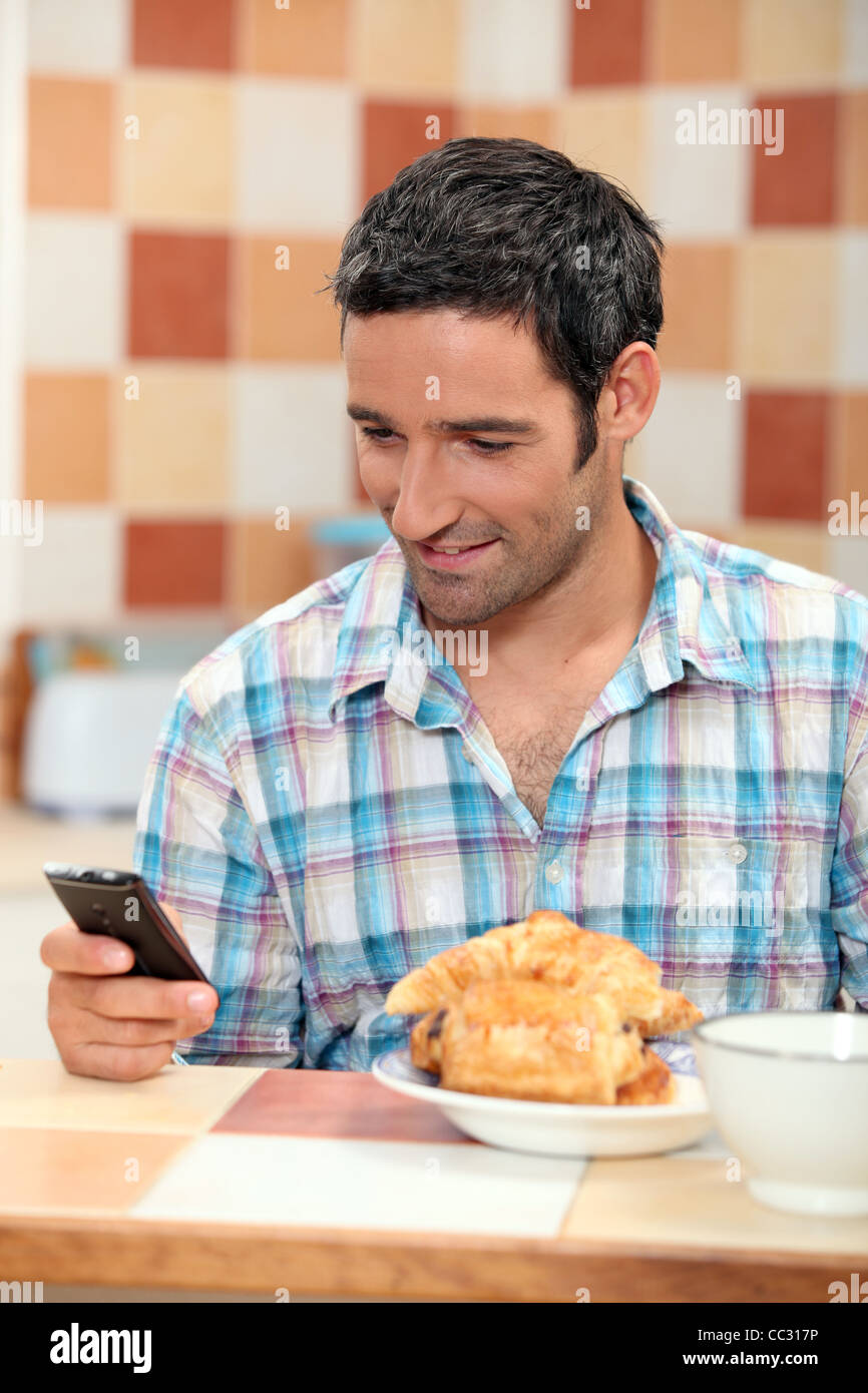 Texting over breakfast Stock Photo - Alamy