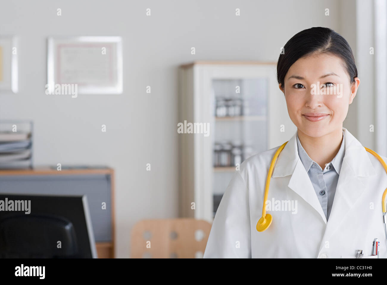 Smiling black doctor woman hi-res stock photography and images - Alamy