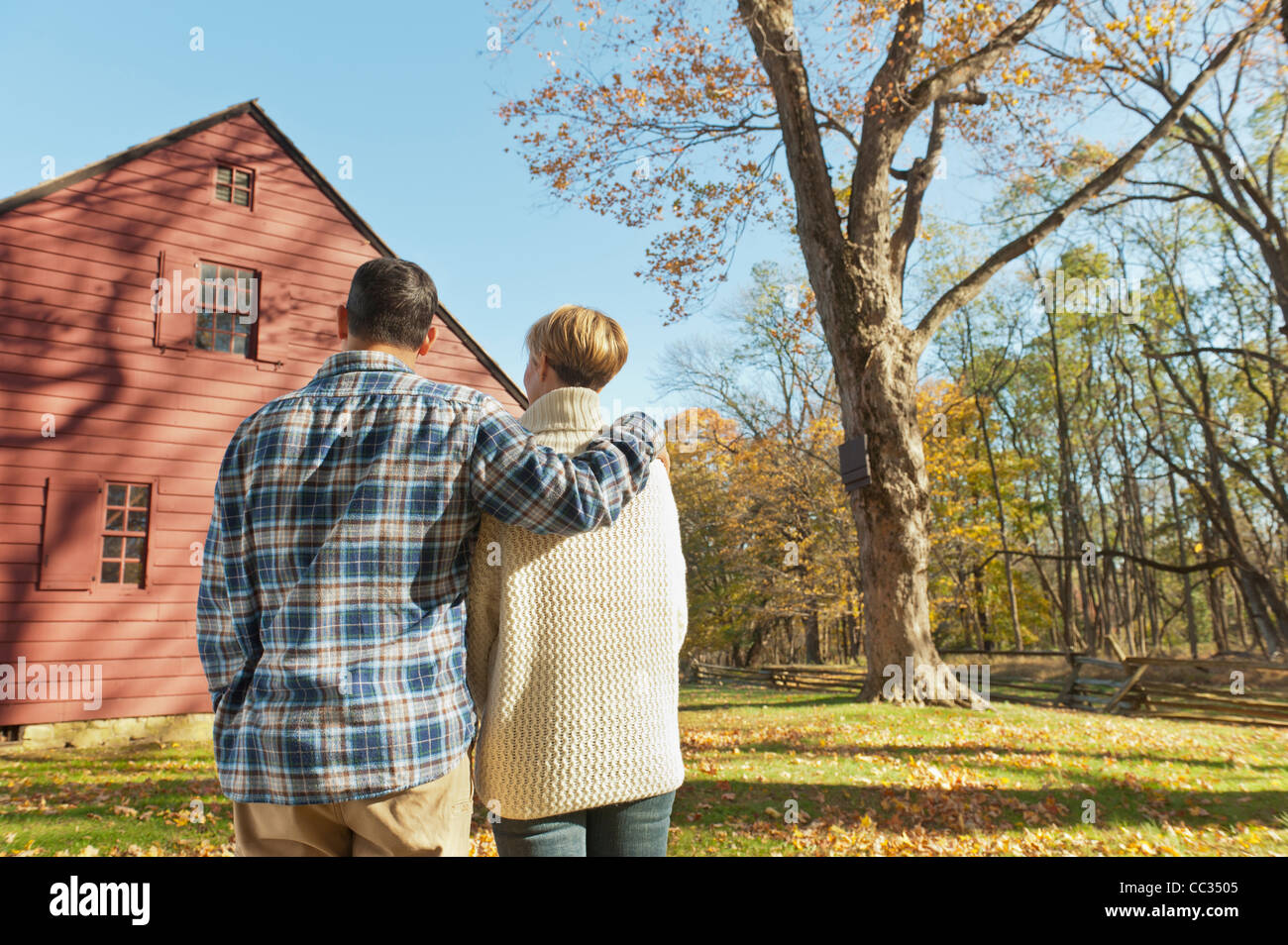 USA, New Jersey, Rear view of couple facing cottage house Stock Photo