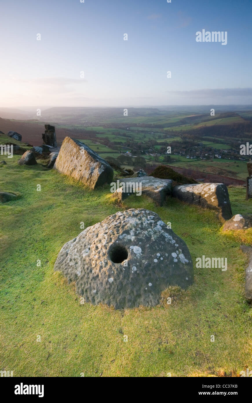 Derbyshire Landscape Scenery at Curbar Edge in the Peak District ...