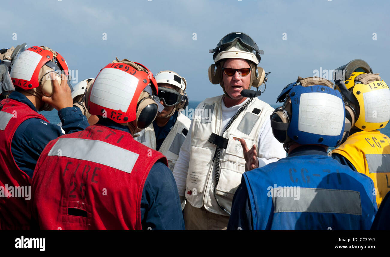 Sailors being briefed on the Ticonderoga-class guided-missile cruiser USS Cape St. George (CG 71) Stock Photo