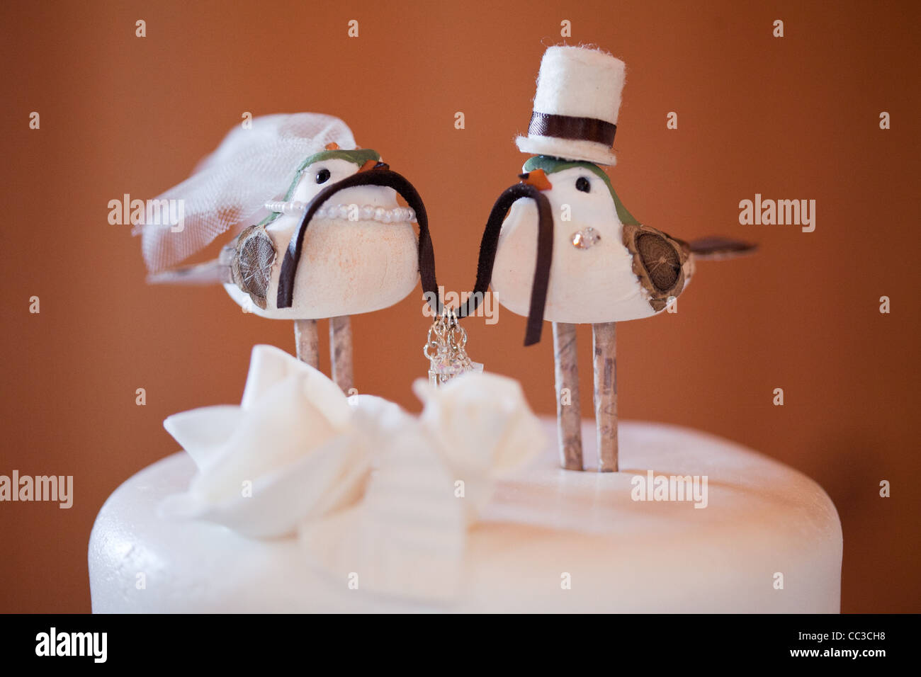 Lovebirds cake topper on a wedding cake Stock Photo Alamy