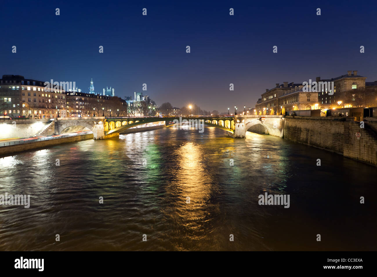 The picture is made in the evening on the Sena river in Paris Stock ...