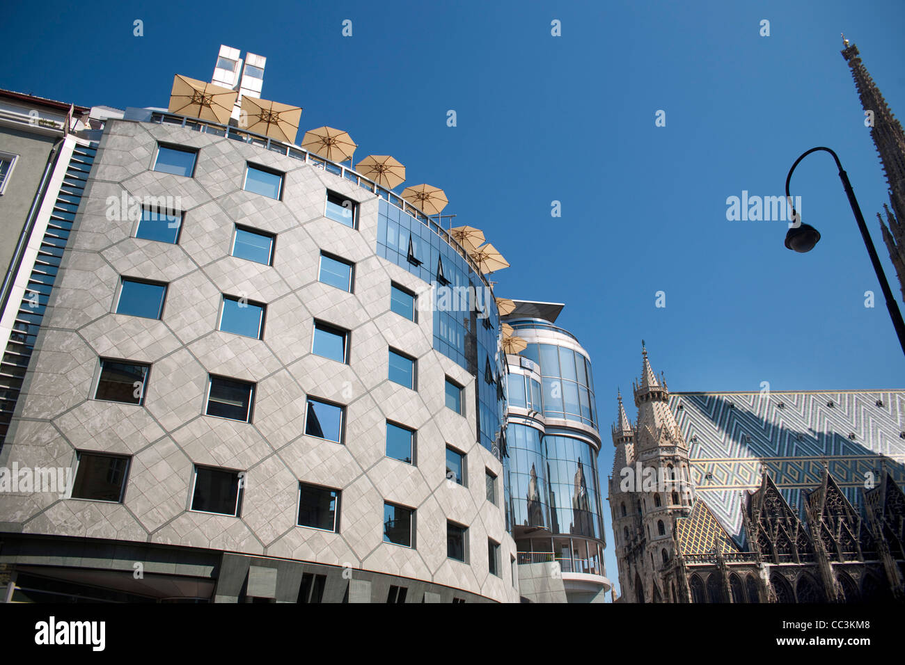 Österreich, Wien I, Stephansplatz, Fassade des Anfang der neunziger Jahre vom Architekten Hans Hollein entworfenen Haas-Haus Stock Photo